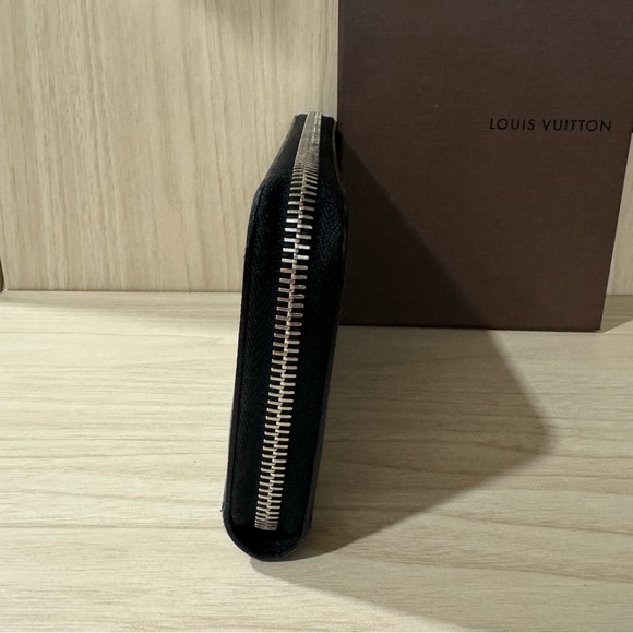 24 hour sale! Only $575 Beautiful Louis Vuitton Zippy Wallet - Picture 2 of 10